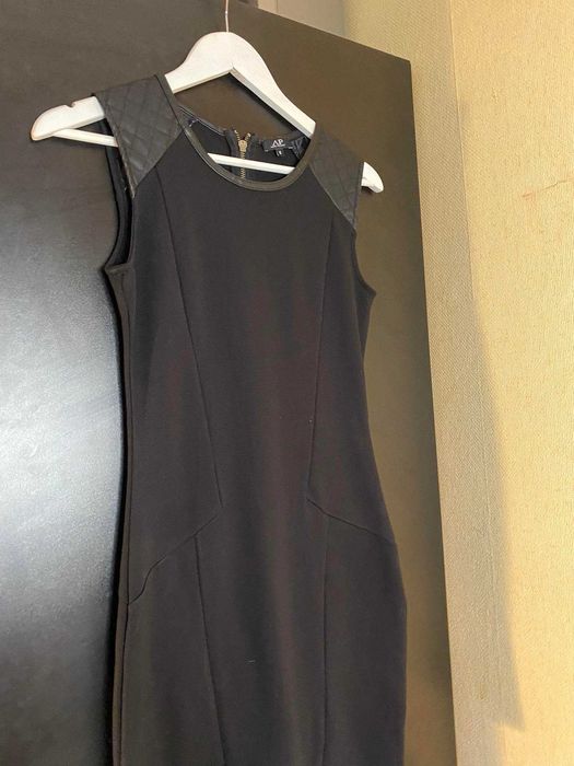 Klasyczna mała czarna sukienka skórzane wstawki tuba dopasowana