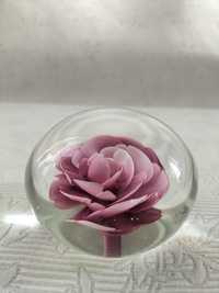 Kolekcjonerski szklany przycisk do listów unikat róża 3D.