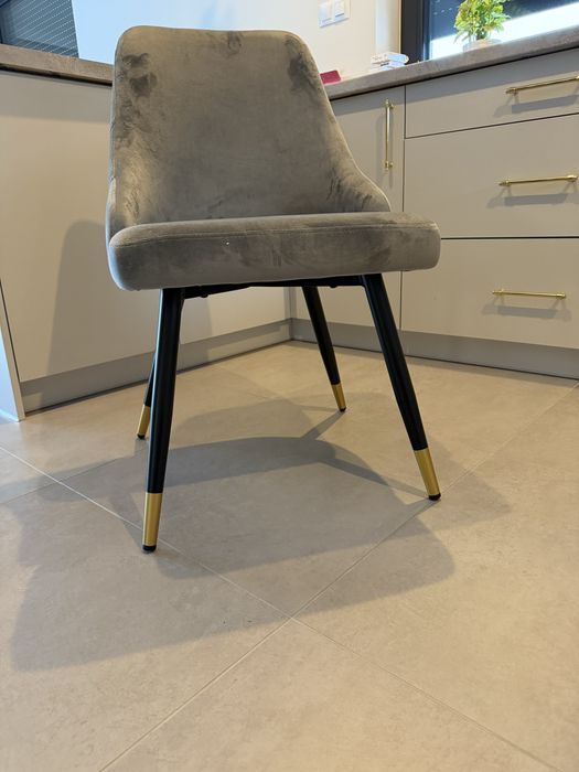 Dwa szare nowoczesne krzesła