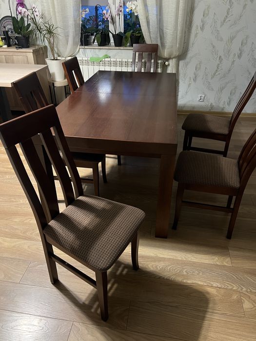 Stół z krzesłami w okleinie dębowej