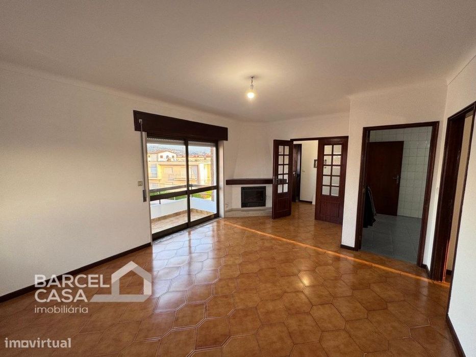 Apartamento T3 com vistas 360º e estacionamento privado em Arcozelo...
