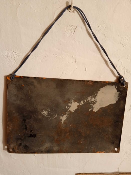 Stara tablica ostrzegawcza elektryczna z zawiesiem