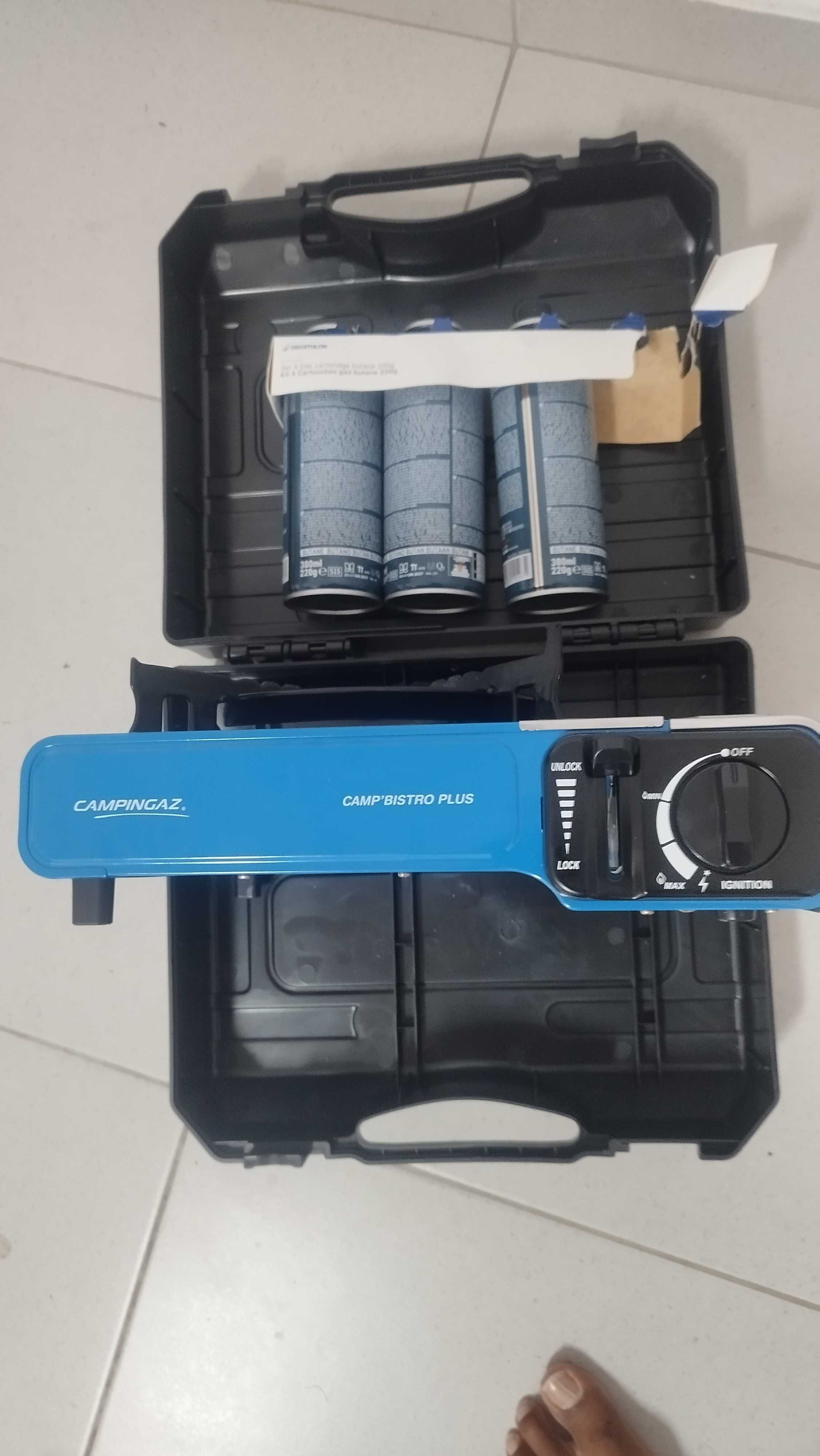 Geladeira 12/24 volts vevor com dual zone e um fogão de Camping