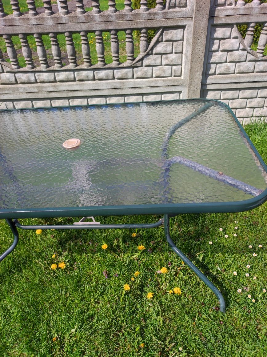 Stół ogrodowy ze szklanym blatem
