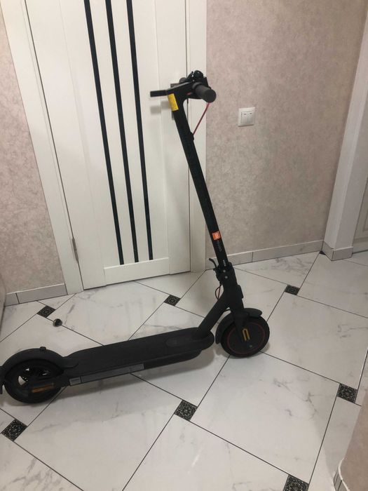 Продам Електросамокат Xiaomi Mi Electric Scooter Pro 2 Black