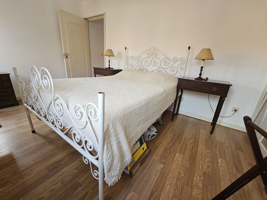 2 mesinhas de cabeceira com 2 candeeiros