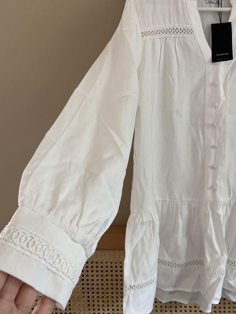 Elegancka biala smietankowa koszula o przedluzonym fasonie Reserved 38