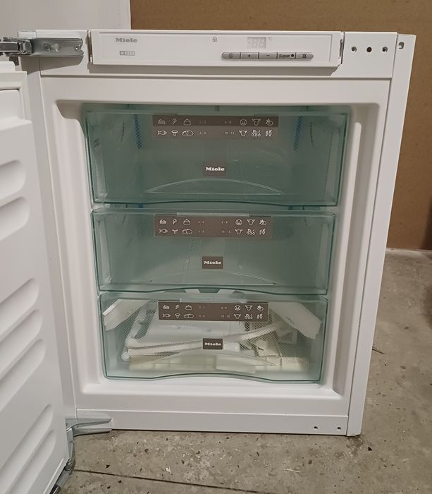 Вбудована морозильна камера Miele F 9052 i-1  80 см A++ 74 л дотяжка