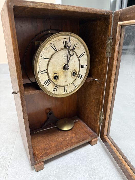 Zegar mechaniczny w drewnianej skrzynce – antyk / vintage