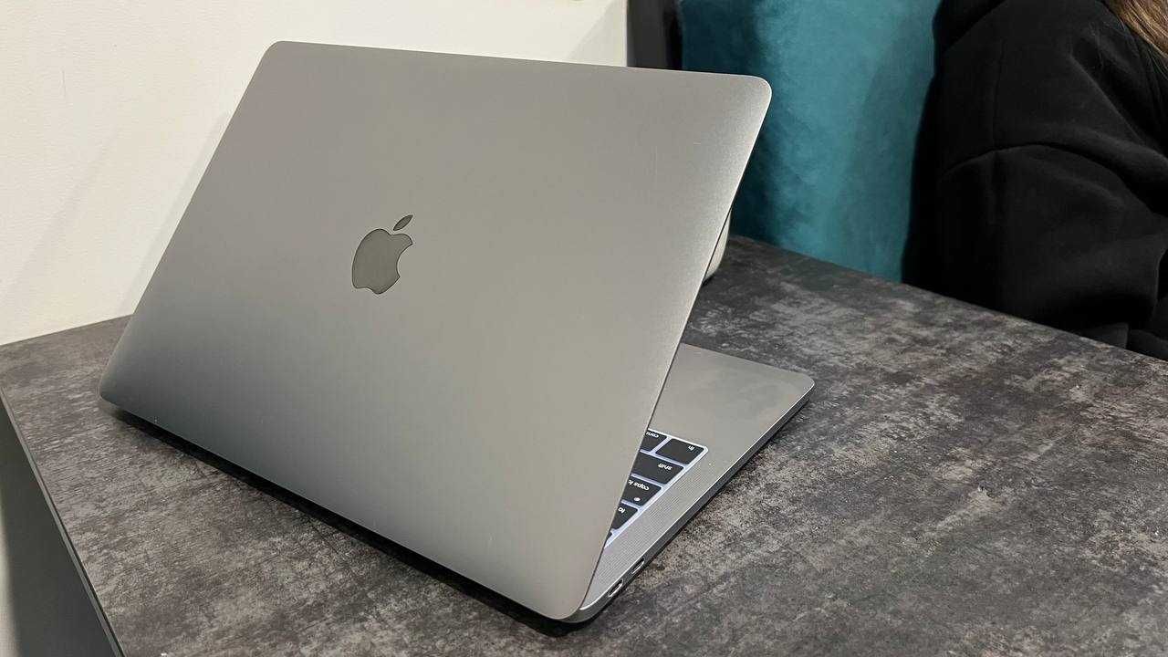 Б/У Ноутбук Apple MacBook Pro 13" Retina Space Gray, Mid 2019