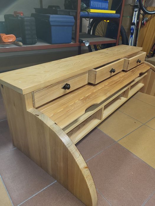 Sekretarzyk sosnowy na biurko