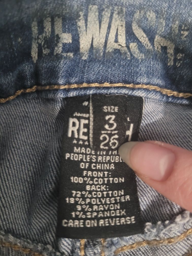 Krótkie spodenki jeansowe damskie