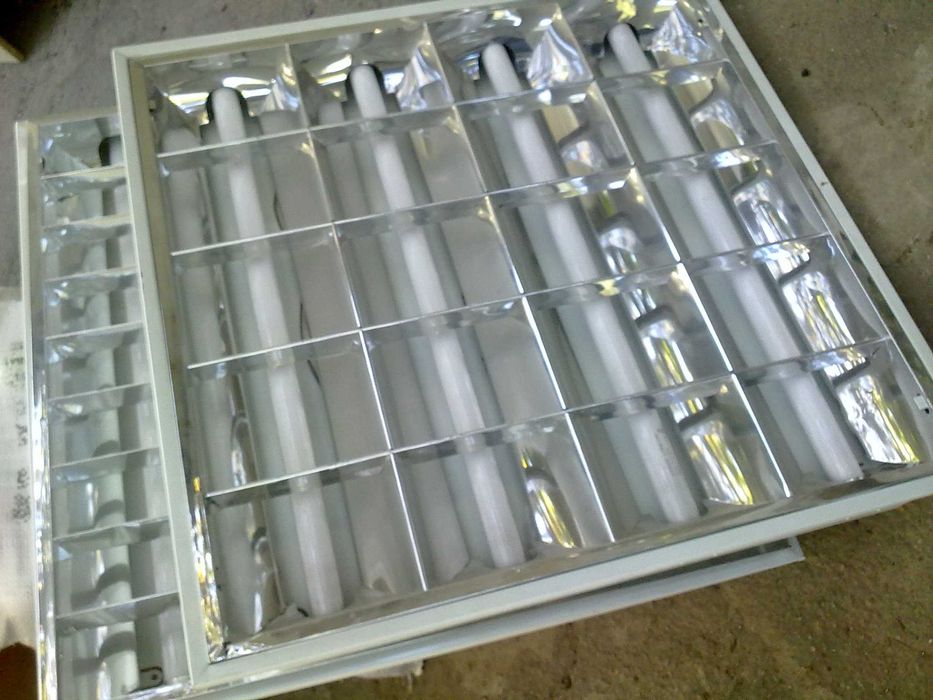 Светильник потолочный растровый встраеваемый, состояние нового 4х18W