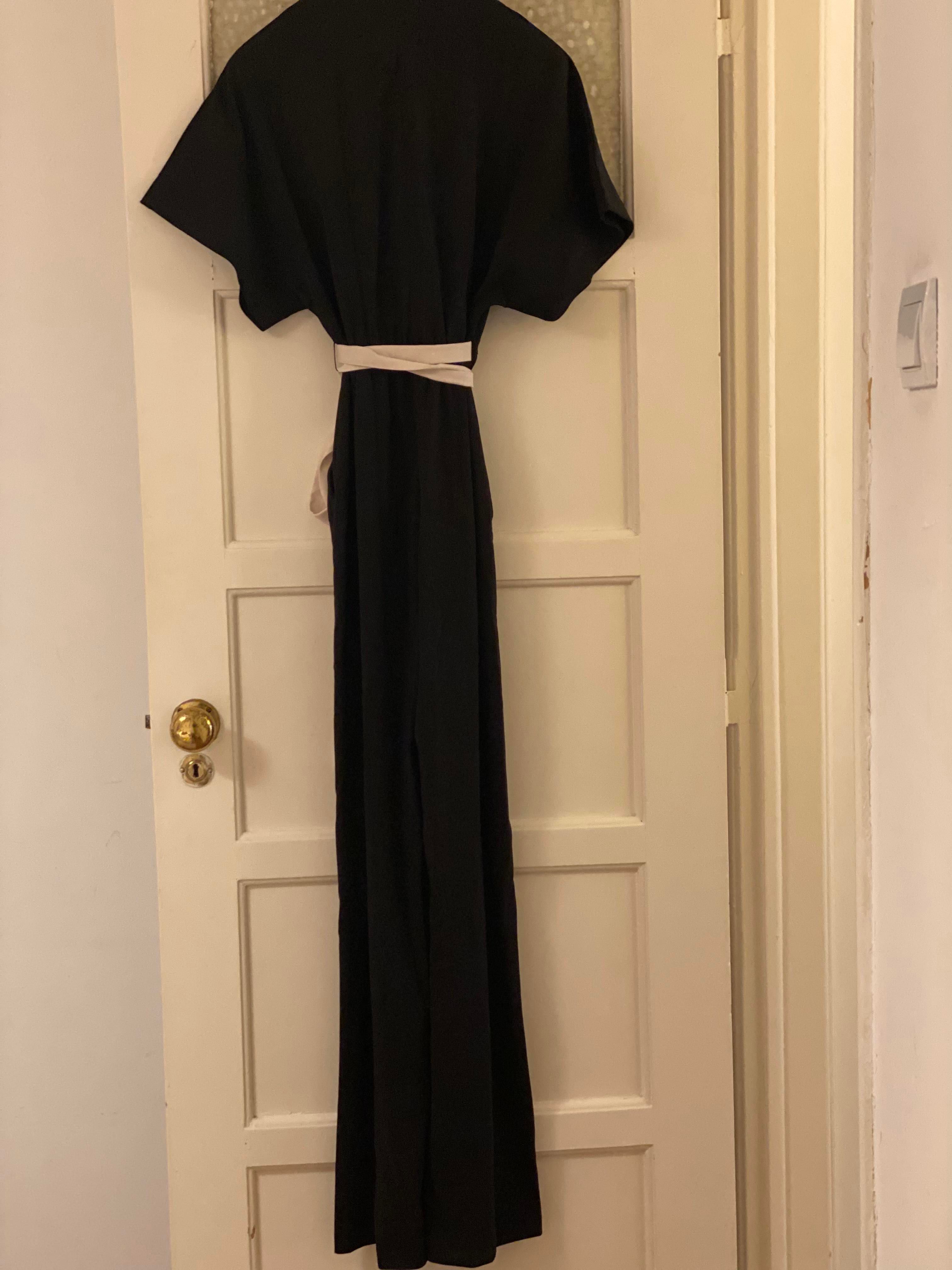Jumpsuit preto com cinto branco Mango Tam. S