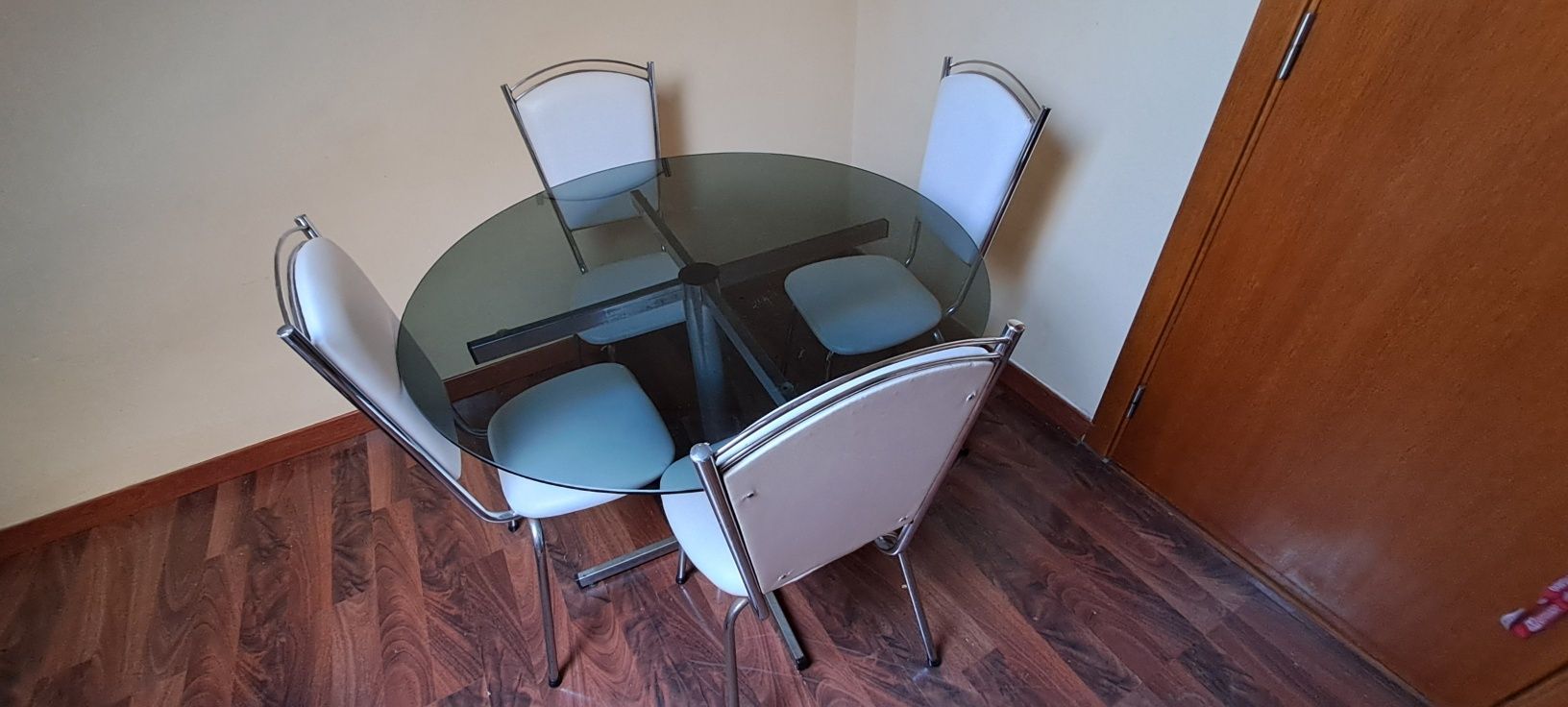Mesa de vidro c/ 4 cadeiras