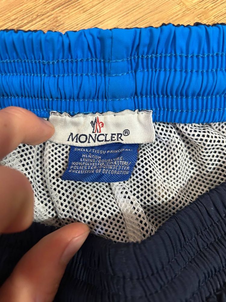 Шорти Moncler.