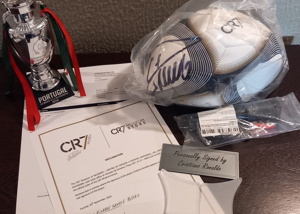 Bola autografada Cristiano Ronaldo e trofeu Euro.
