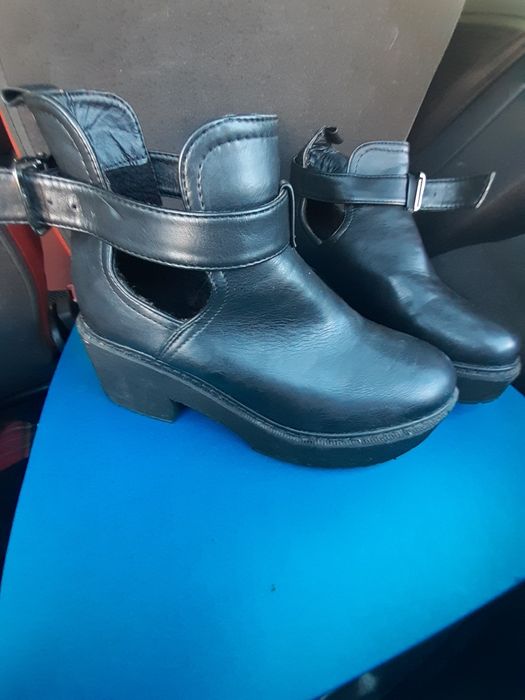 Sapatos pretos com tacão