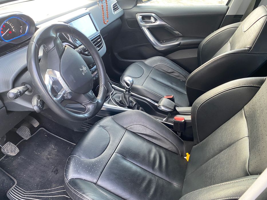 Peugeot 2008 bardzo bogate wyposażenie i niski przebieg