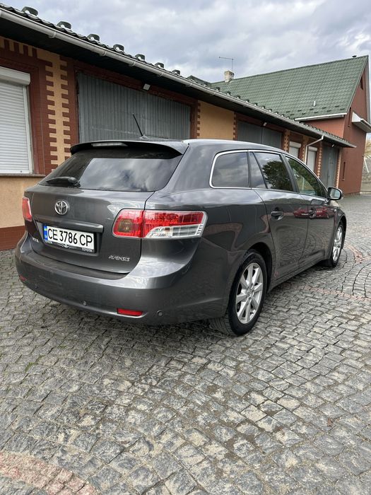 Toyota Avensis 2011 рік