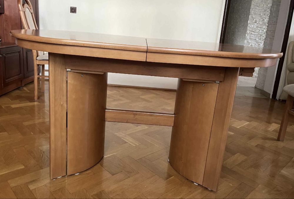 Duzy stół z krzeslami