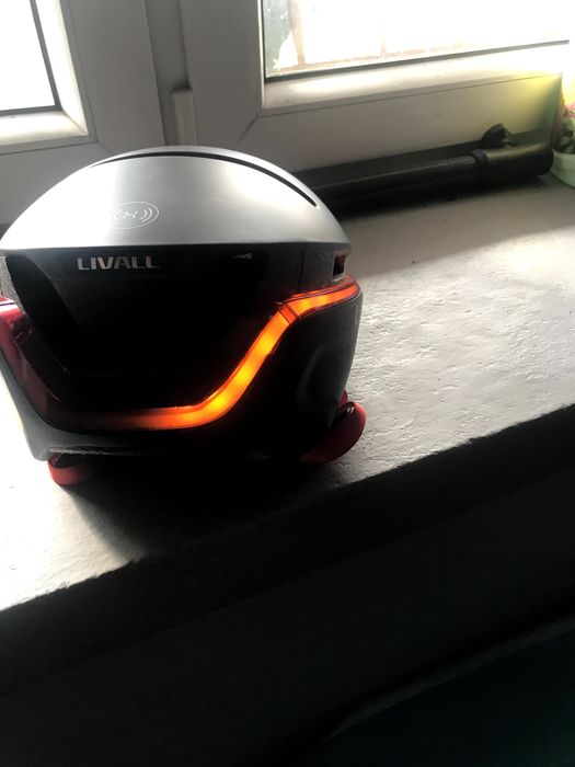 Kask rowerowy z kierunkowskazami