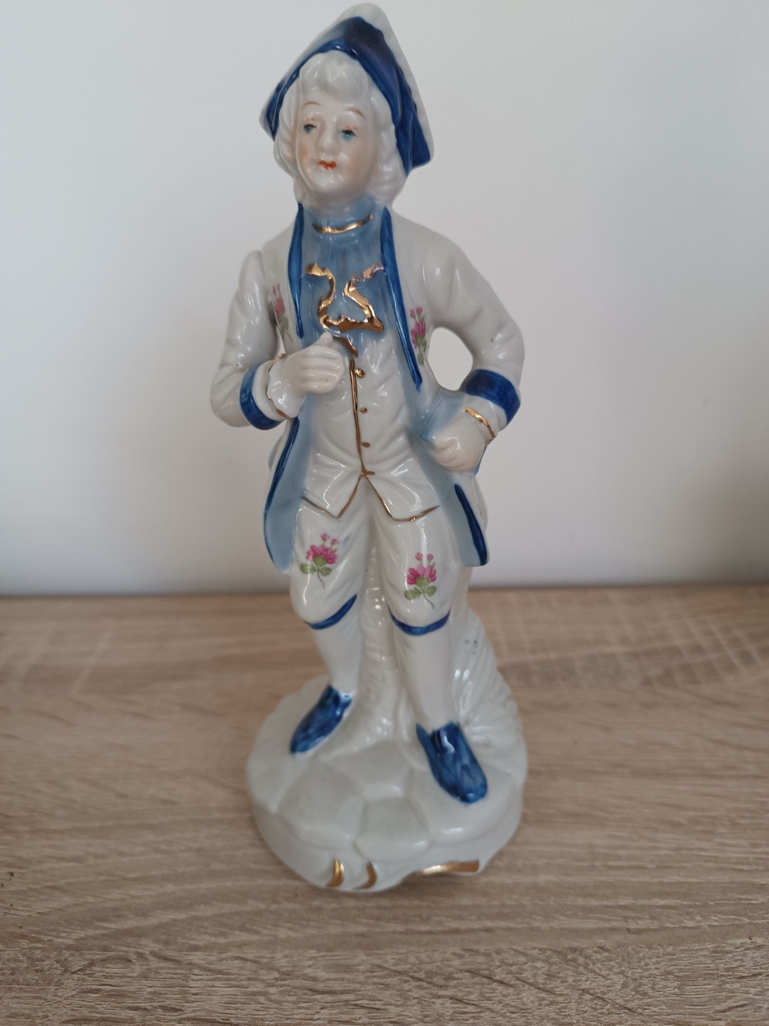 Figurka z porcelany, panicz, antyk