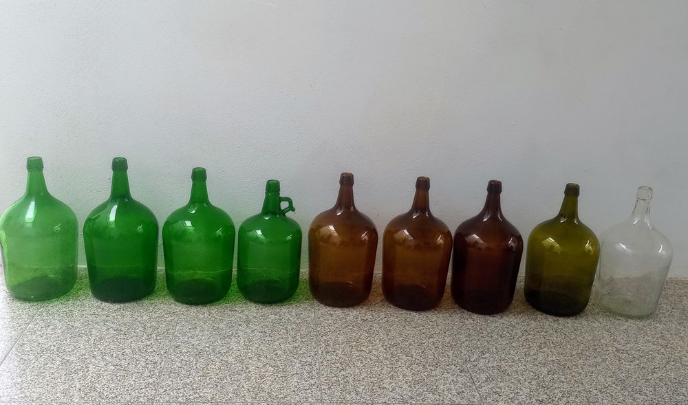 Garrafões vidro (5litros) diversas cores.