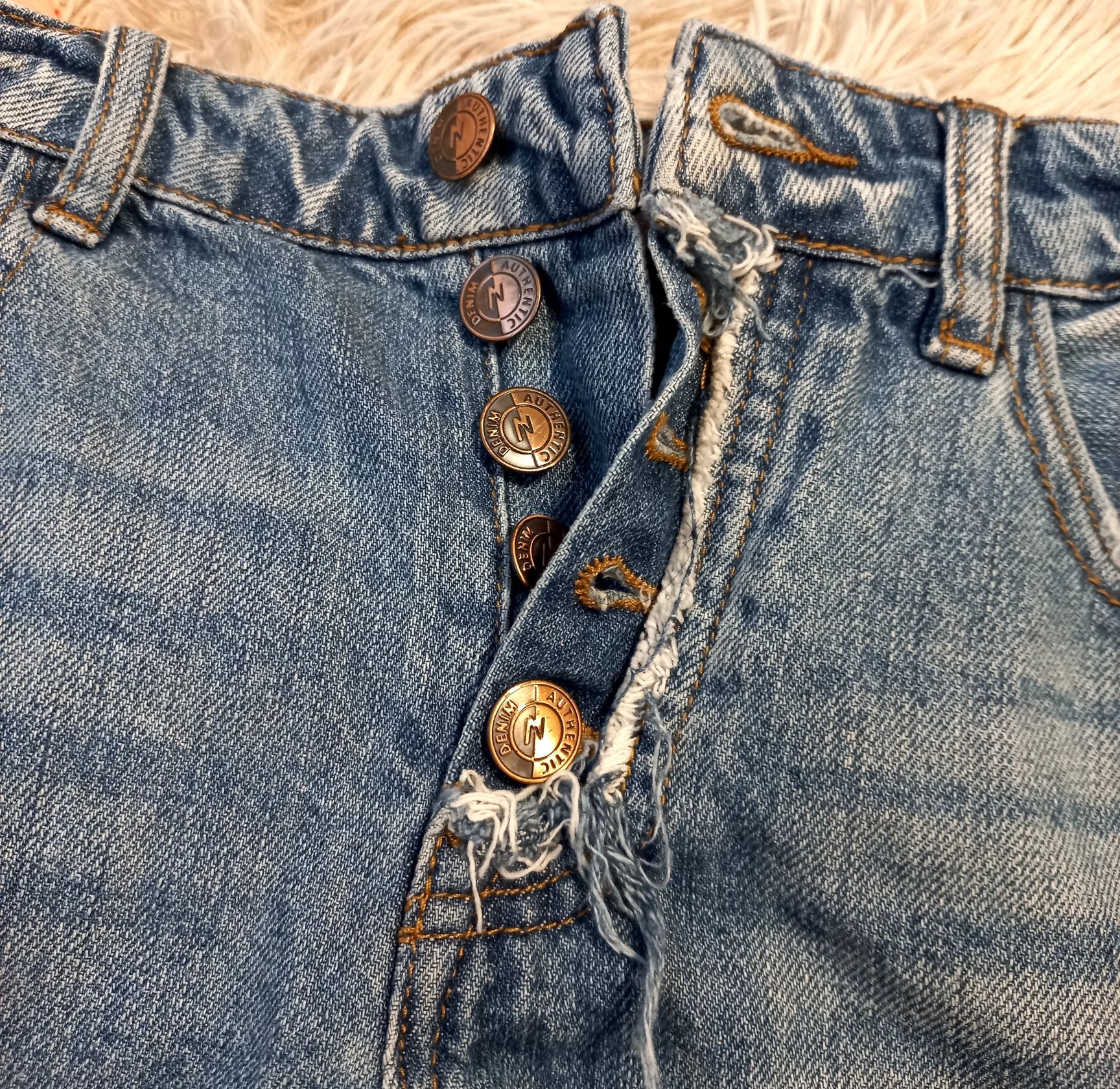 Короткі джинсові шорти