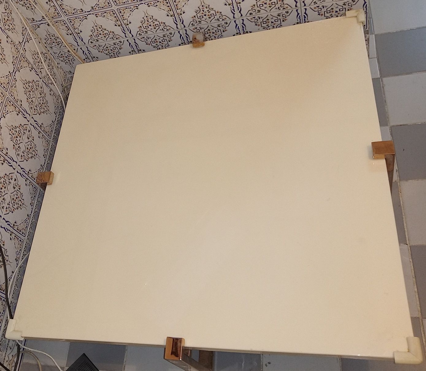 Mesa centro de cor branca e suporte dourado