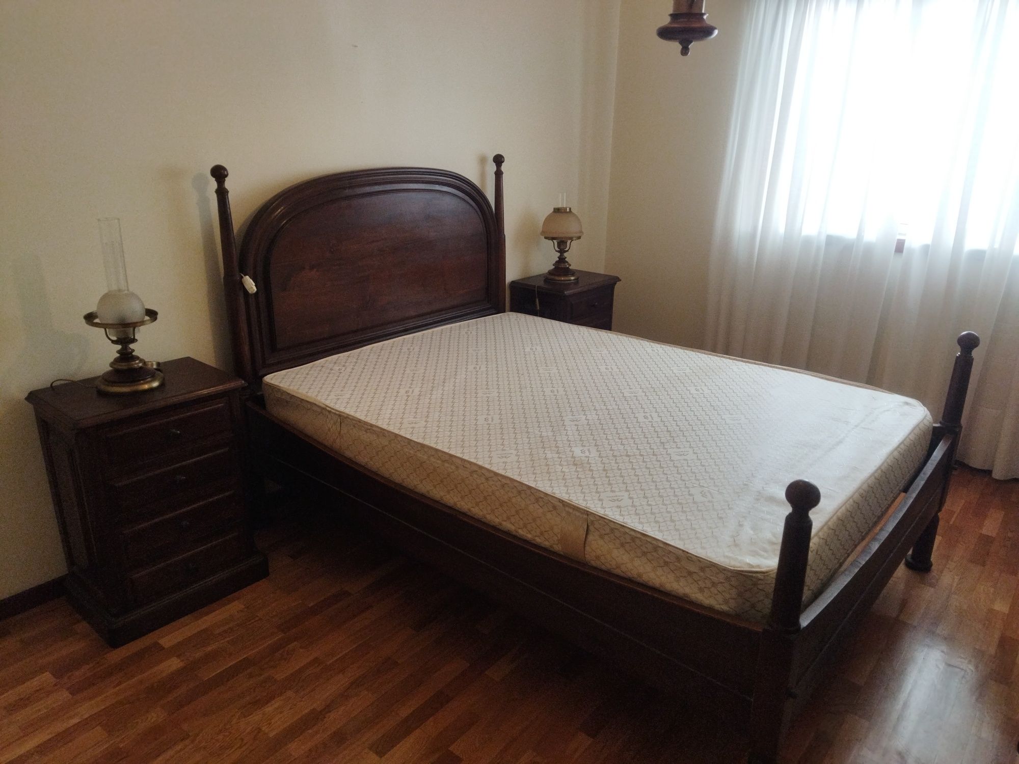 Vendo cama em madeira com mesas de cabeceira e colchão magnético