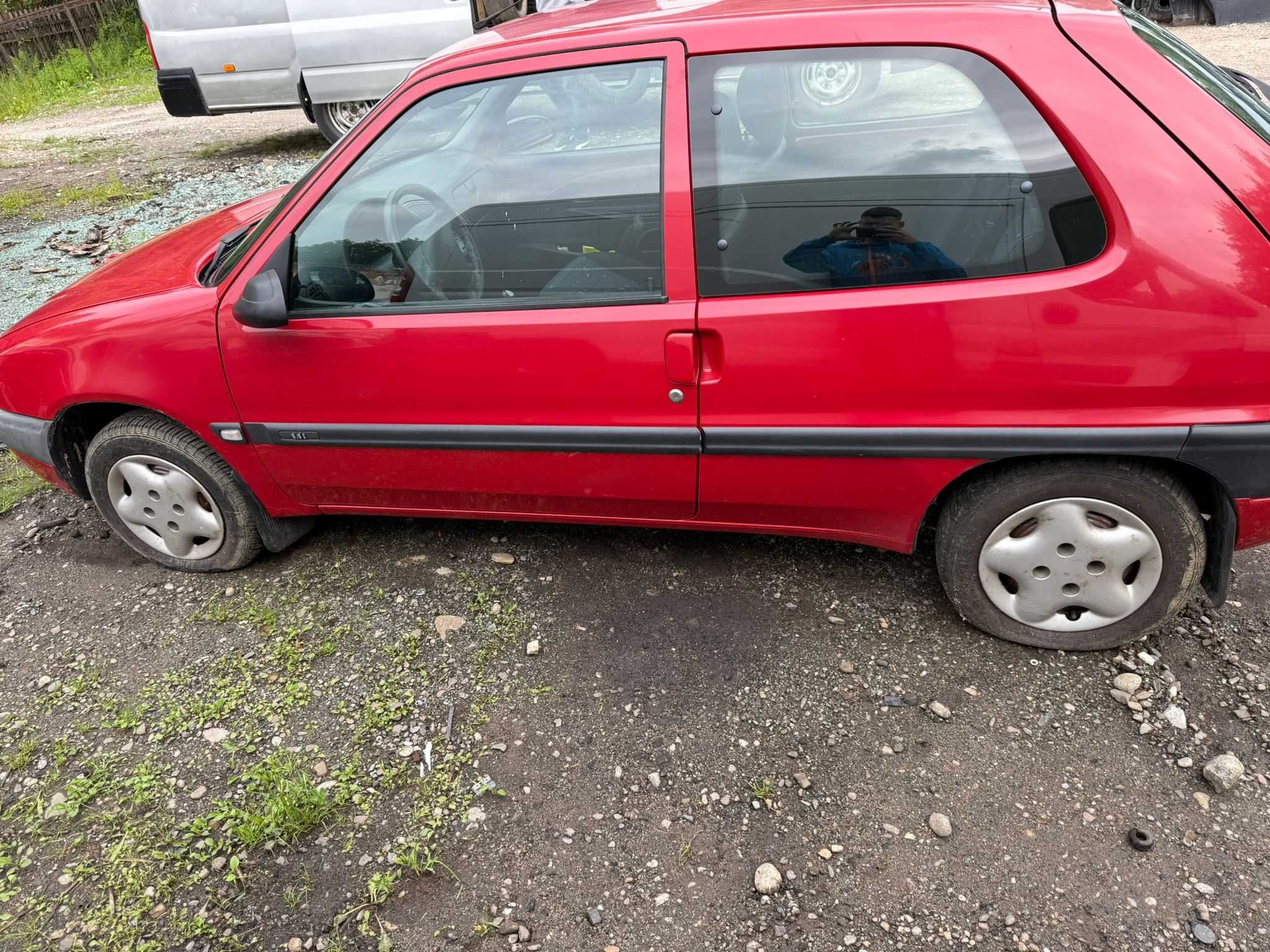 Citroen Saxo  silnik 1.1 HDZ kod lakieru ejxb  maska/zderzak/drzwi
