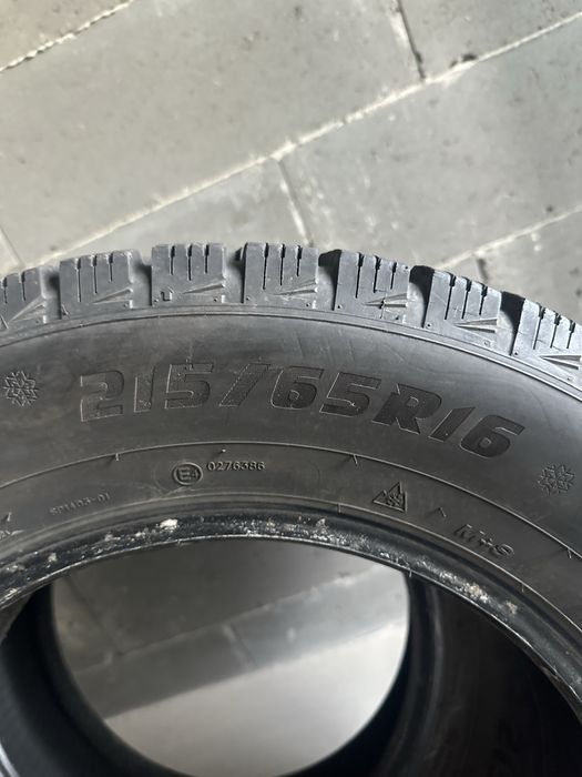 Продам зимову ризину 215/65 R16