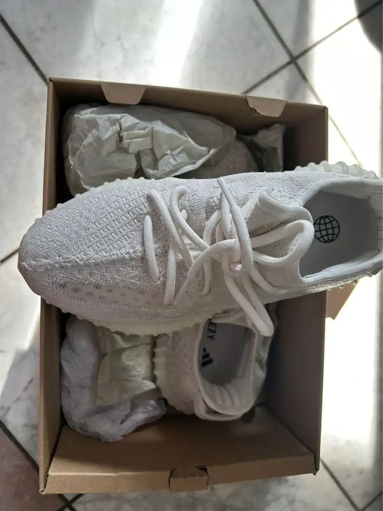 NEW ORIGINAL Adidas Yeezy Boost 350 v2 bone White ( in box )