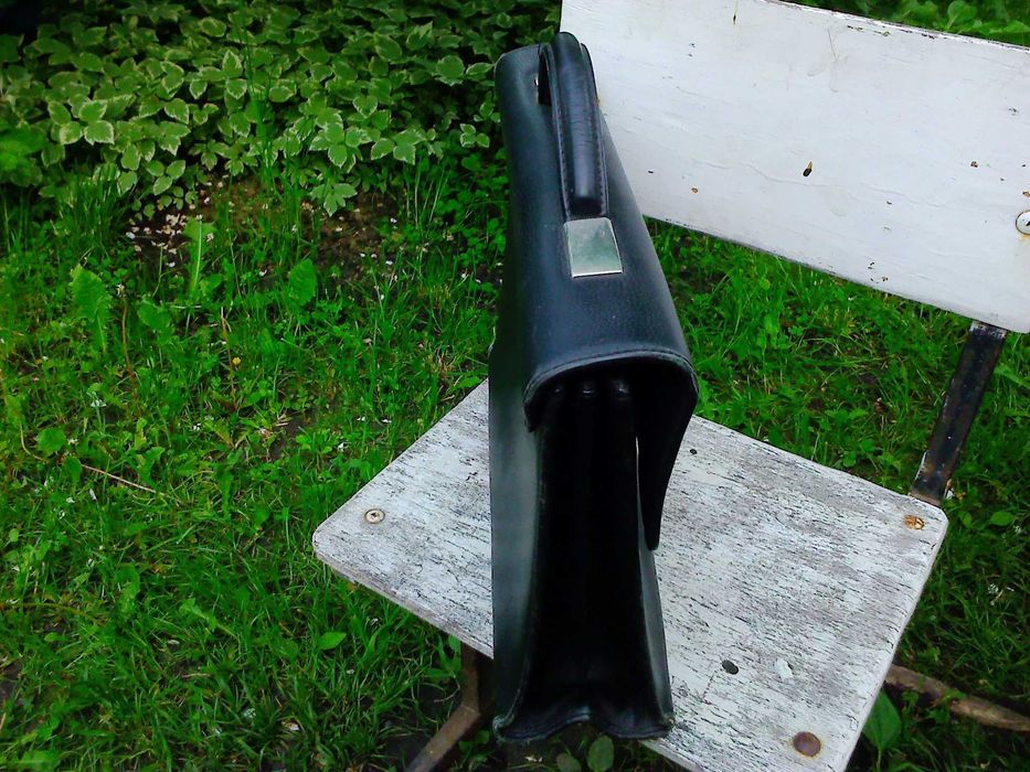 Продаю кожанный портфель " NERI KARRA "