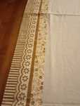 Lençol branco com barra castanha de1,85 x 1,65 cm
