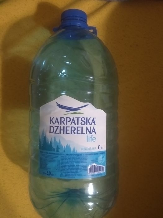 Пляшка з під мінеральної  води з кришкою та ручкою