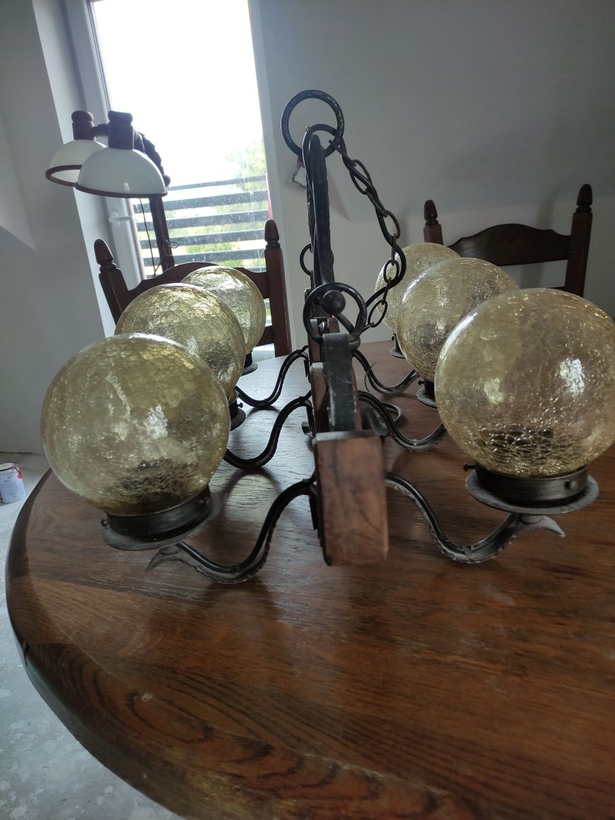Stół z krzesłami, lampa żyrandol