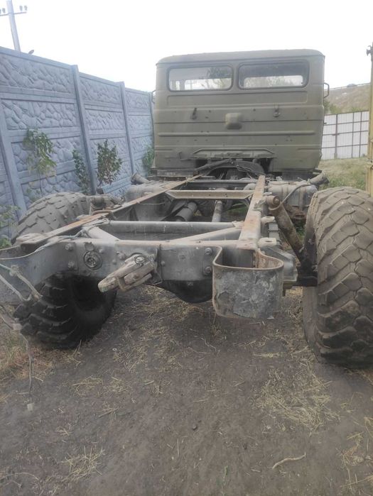 Два ГАЗ-66. Один на повному ходу, другий як донор або для відновлення