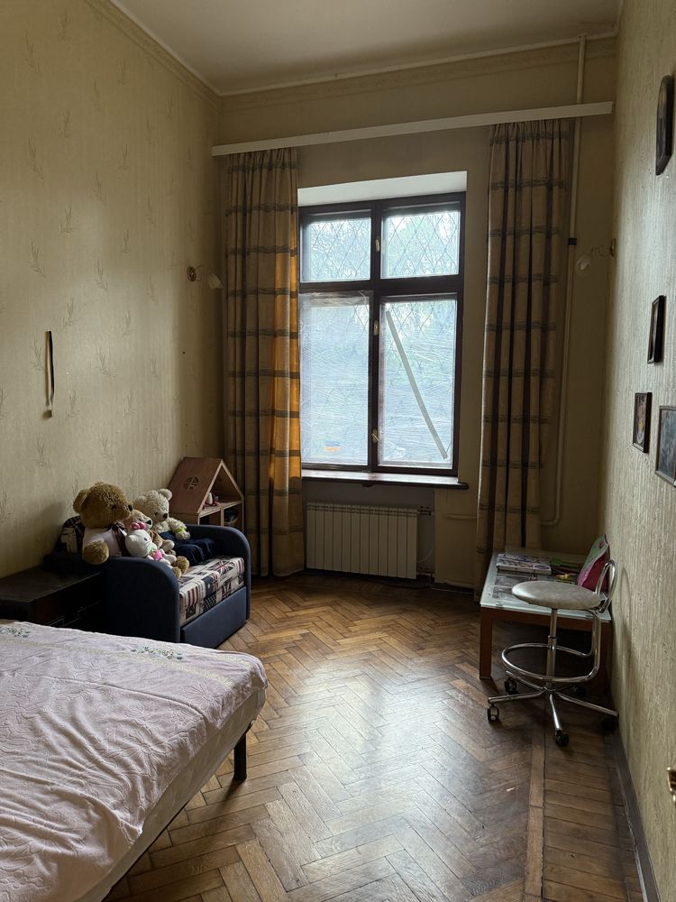 Продам  Центр 5 кв площадью  155 кв м Бажанова 14