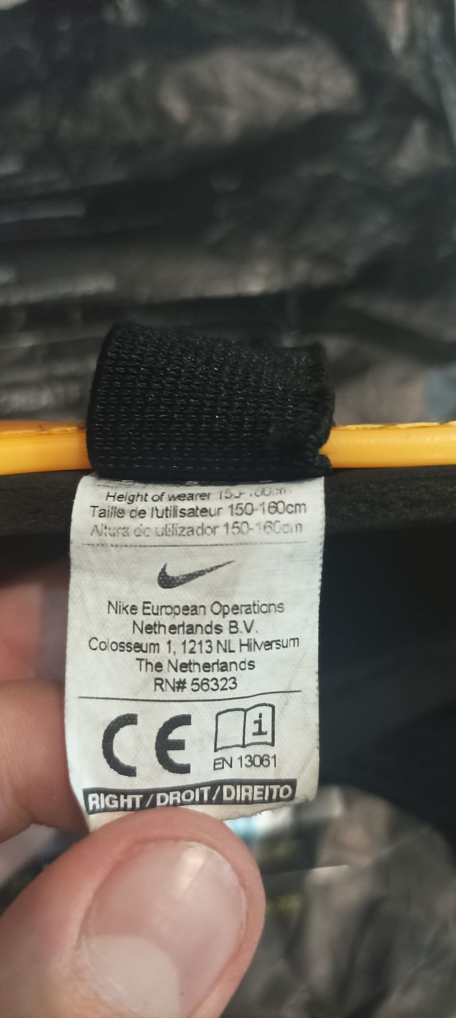 Ochraniacze piłkarskie Nike.