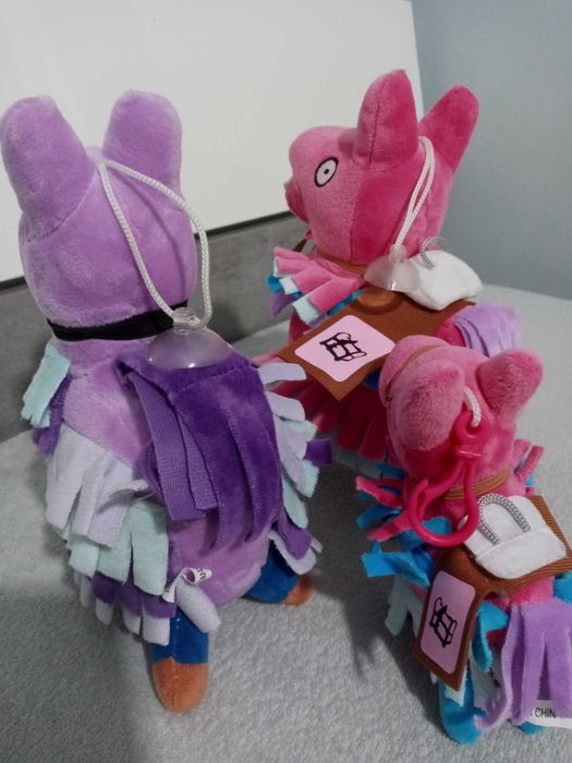 Trzy pluszowe maskotki kolorowe lamy