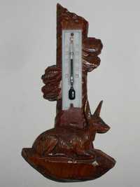 Старинный термометр в деревянной оправе
