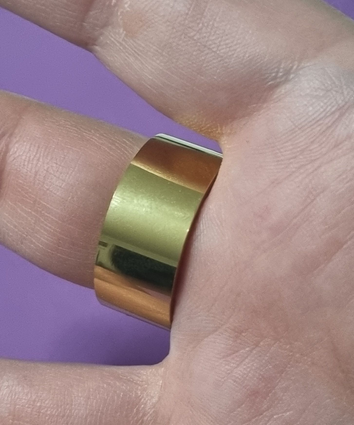 Anel dourado, em aço, com coração cheio de zirconias. T19