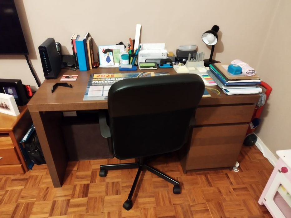 Mesa de Escritório com cadeira