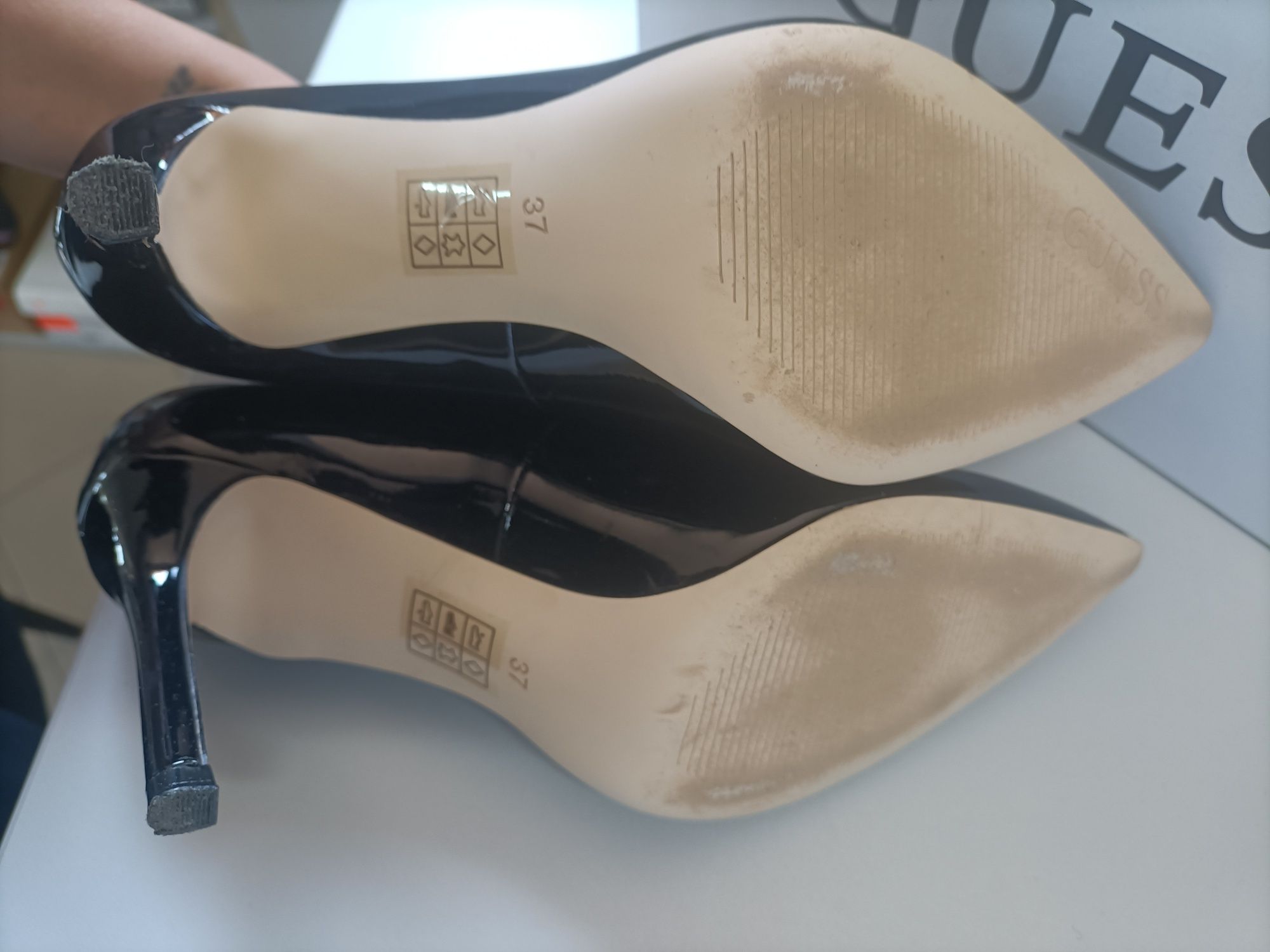 Szpilki Guess 37