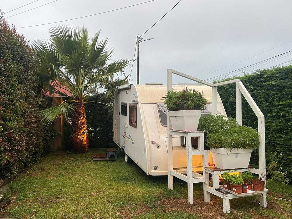 Autocaravana de reboque.