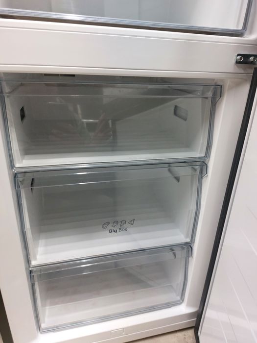 Холодильник Hisense noFrost висота 1.84 см. 3 шуфляди на морозильна к