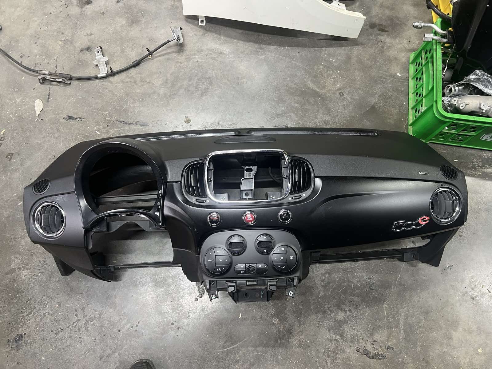 Fiat 500E Фиат Фіат По запчастям Америка