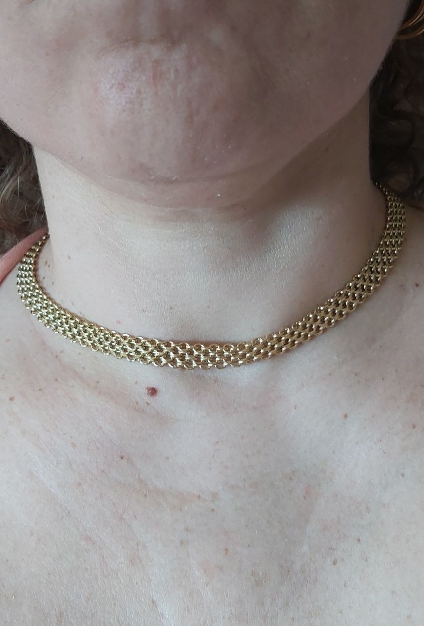 Colar/choker dourado, em aço, com extensor.